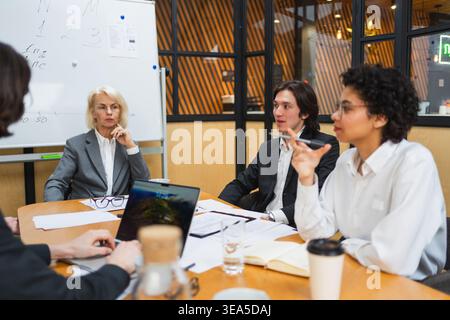 Teamwork Brainstorming. Kollegen, die bei einer Bürositzung zusammenarbeiten. Kollegen diskutieren Projektideen. Gruppe von Mitarbeitern im Kreativbüro, die über Geschäfte diskutieren. Junges professionelles Team Stockfoto