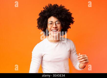 Sorglos Lächeln afrikanisch-amerikanischen Mann mit buschigen Frisur Stockfoto