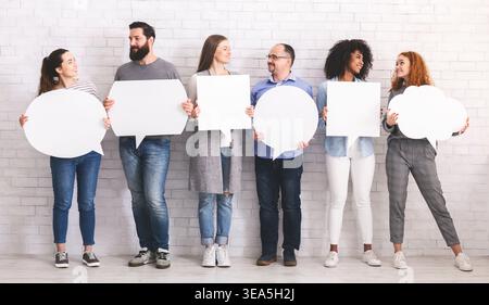 Gruppe von Menschen chatten mit Sprechblasen Stockfoto