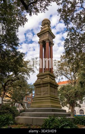 Savannah, USA - 11. März 2026: Blick auf das William Washington Gordon Monument im Wright Park im historischen Savannah Stockfoto