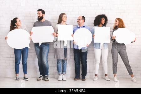 Gruppe von verschiedenen Menschen mit weißen Sprachblasen Stockfoto