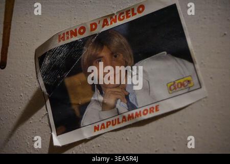 Altes abgenutztes Poster von Nino D’Angelo an einer Wand in Corleone, Sizilien, italienisches Vintage-Musikbild mit sichtbaren Falten. Stockfoto