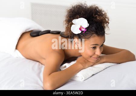 Frau genießen, stone Massage, entspannen Sie im Spa Stockfoto