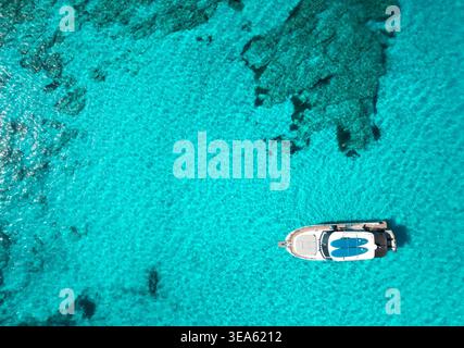 Luftaufnahme der Yacht im klaren türkisfarbenen Meer, Mallorca, Spanien Stockfoto