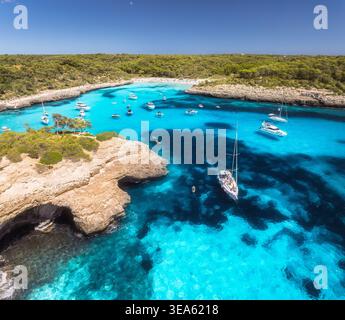 Aus der Vogelperspektive auf Yachten in der türkisfarbenen Bucht in der Nähe der Klippen Mallorcas Stockfoto