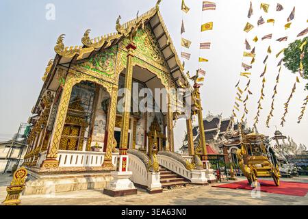 Dok kham Tai, Phayao, Thailand - 20. April 2026: Phra Chao Than Chai, goldverzierter Ubosot im Wat Si Chum mit Naga-Treppengeländer Stockfoto