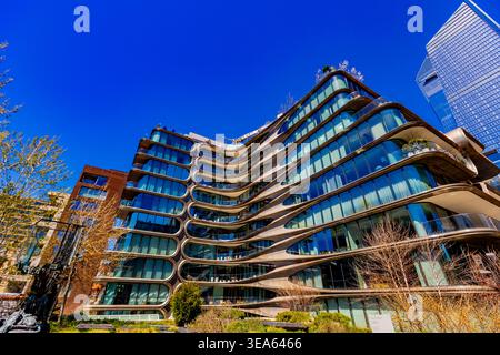 New York, USA - 11. April 2026: Das futuristische Gebäude der West 28th Street von 520, entworfen von Zaha Hadid. Dieses Gebäude ist das einzige Wohnhaus Stockfoto