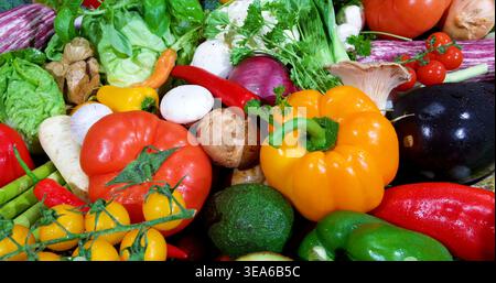 Frisches Obst und Gemüse auf einem Tisch für eine gesunde Mahlzeit vorbereitet in einer Küche während des Tages Stockfoto