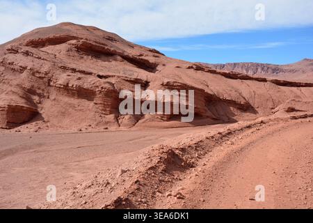 Argentinien; Nordwest-Argentinien; Provinz Salta; nahe Tolar Grande, vor Ruta 27; Puna oder Andenplateau; unbefestigte Straße in der weiten Salzwüste; hügeliges La Stockfoto