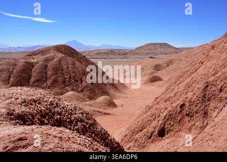 Argentinien; Nordwest-Argentinien; Provinz Salta; nahe Tolar Grande, vor Ruta 27; Puna oder Andenplateau; unbefestigte Straße in der weiten Salzwüste; hügeliges La Stockfoto