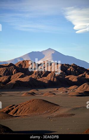 Argentinien; Nordwest-Argentinien; Provinz Salta; nahe Tolar Grande, vor Ruta 27; Puna oder Andenplateau; unbefestigte Straße in der weiten Salzwüste; hügeliges La Stockfoto