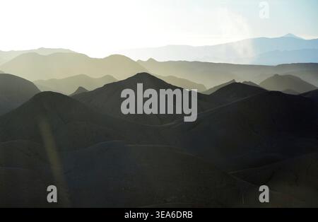 Argentinien; Nordwest-Argentinien; Provinz Salta; nahe Tolar Grande, vor Ruta 27; Puna oder Andenplateau; unbefestigte Straße in der weiten Salzwüste; hügeliges La Stockfoto