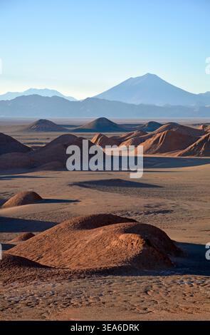 Argentinien; Nordwest-Argentinien; Provinz Salta; nahe Tolar Grande, vor Ruta 27; Puna oder Andenplateau; unbefestigte Straße in der weiten Salzwüste; hügeliges La Stockfoto