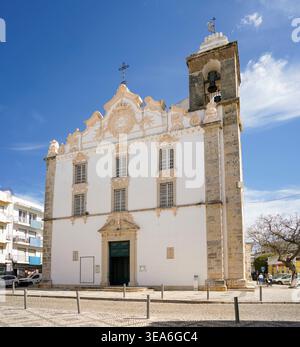 Igreja Matriz de Nossa Senhora do Rosário (Pfarrkirche unserer Lieben Frau vom Rosenkranz) im Zentrum von Olhão, Portugal. Stockfoto