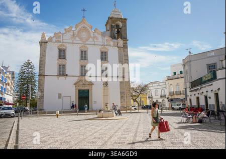 Igreja Matriz de Nossa Senhora do Rosário (Pfarrkirche unserer Lieben Frau vom Rosenkranz) im Zentrum von Olhão, Portugal. Stockfoto