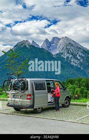 Frau vor Wohnmobil, Watzmann- und Hochkalter-Berge im Hintergrund, Berchtesgadener Alpen, Berchtesgadener Alpen, Oberbayern, Bayern, Stockfoto
