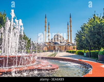 Grosny, Russland - 30. Juli 2021: Majestätische große Moschee von Grosny mit erfrischendem Wasserbrunnen im Vordergrund an einem klaren Sommertag Stockfoto