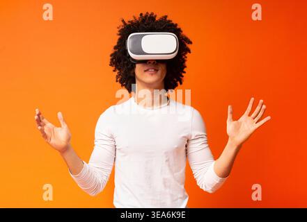 Junger schwarzer Mann mit Virtual-Reality-Headset Stockfoto