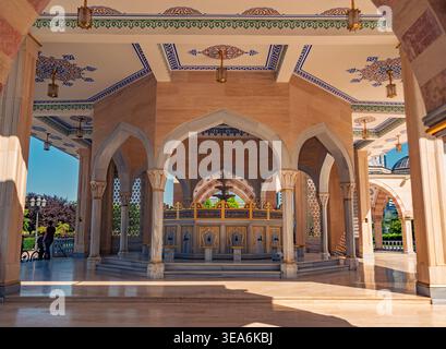 Grosny, Russland - 30. Juli 2021: Reich verziertes Waschgebiet in der majestätischen Achmad-Kadyrow-Moschee in Grosny mit komplizierter islamischer Architektur Stockfoto