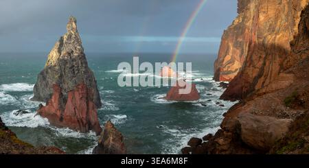 Sonnenuntergang, Regenbogen über dem Meer, vulkanische Halbinsel, Ponta de São Lourenco, Ponta de Sao Lourenco, felsige Küste, Klippen, Punta de San Lorenzo, Madeira, Po Stockfoto