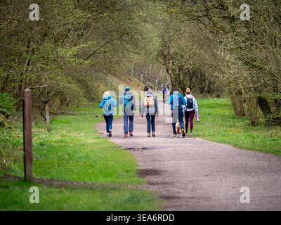 Rückansicht von Wanderern mit Hund auf dem Monsal Trail, Derbyshire, Großbritannien Stockfoto