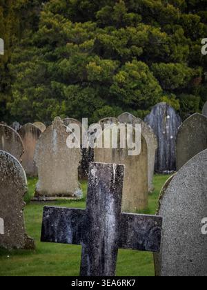 Grabsteine und Kreuz in St. Michael's Churchyard, Hathersage, Derbyshire, Großbritannien Stockfoto