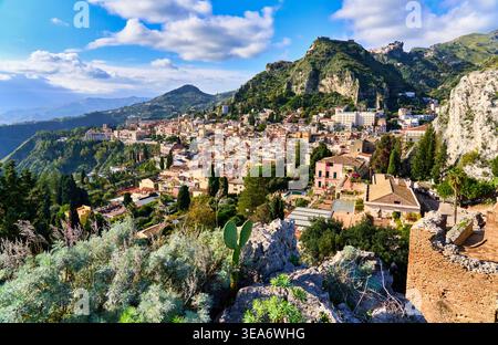 Das antike griechische Theater von Taormina. Teatro greco antico di Taormina, Blick auf Taormina, Mesina, Sizilien, Italien Stockfoto