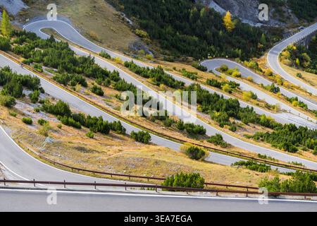 Haarnadelkurven, westliche Rampe des Bergpasses, Nationalpark Stilfserjoch, Lombardei, Italien Stockfoto