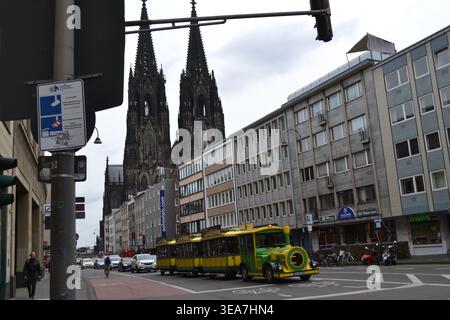 Blick auf den Kölner Dom von unten auf der Straße Stockfoto