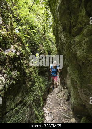 Frau beim Wandern im Gueulards Canyon, Drôme-Tal, Vercors Regional Natural Park, Frankreich, Europa Stockfoto