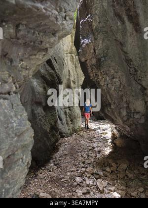 Frau beim Wandern im Gueulards Canyon, Drôme-Tal, Vercors Regional Natural Park, Frankreich, Europa Stockfoto