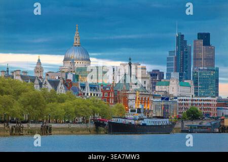 Blick von der Waterloo Bridge über die Themse bis zur City of London mit St. Paul's Cathedral, London, England, Großbritannien Stockfoto