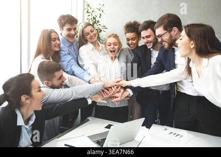 Happy Business Team Hände zusammen fügen, Erfolg feiern. Stockfoto