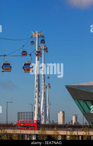 Die London Cable Car, auch bekannt als Dangleway, verbindet die Docklands mit Greenwich, London, England, Großbritannien Stockfoto