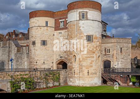 Blick auf den Byward Tower, Tor zum Tower of London, London, England, Großbritannien Stockfoto