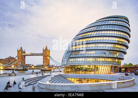 The Scoop at More London (alias Darth Vader Helmet) und Tower Bridge, Southwark, London, England, Vereinigtes Königreich Stockfoto