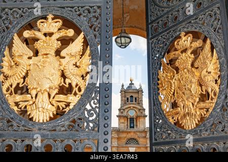 Goldene Ornamente im schmiedeeisernen Tor des Blenheim Palace, Woodstock, Oxfordshire, England, Vereinigtes Königreich Stockfoto
