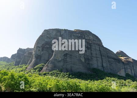 Die großen Steinberge unter dem blauen Himmel. Stockfoto
