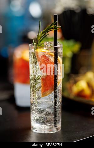 Gin-Tonic-Cocktail mit Grapefruitscheibe und Rosmarin Stockfoto