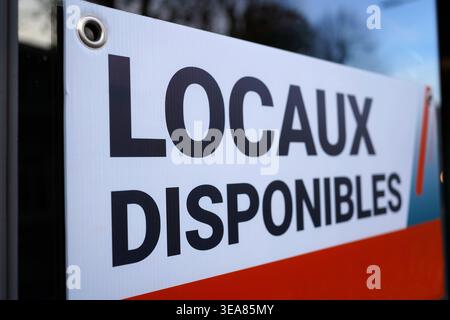 Schild für gewerbliche Immobilien mit „locaux disponibles“-Text für das Banner für Miete oder Verkauf Stockfoto