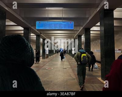Leute, die in der Moskauer Metro laufen Stockfoto