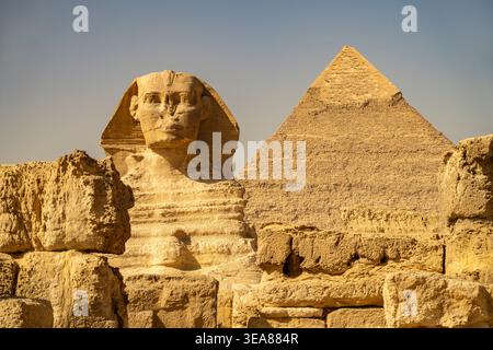 Große Sphinx und die Pyramide von hafre in Gizeh, Ägypten, Afrika Stockfoto