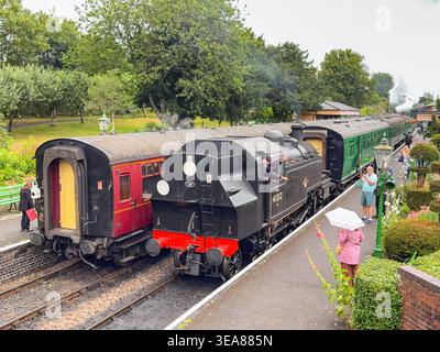 Ropley, Hampshire, Großbritannien – 20. Juli 2025: LMS Ivatt Class Dampflokomotive 41312 auf der Watercress Line, die am Bahnhof Ropley ankommt. Stockfoto