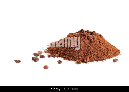 Stapel Kaffeepulver mit Bohnen auf weißem Hintergrund Stockfoto