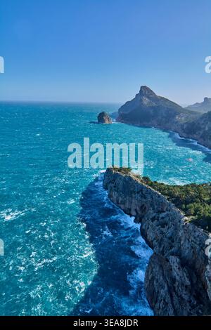 Ein atemberaubender vertikaler Panoramablick auf die zerklüftete Küste von Formentor mit den dramatischen Kalksteinklippen und der berühmten Felsform El Cavall Bernat Stockfoto