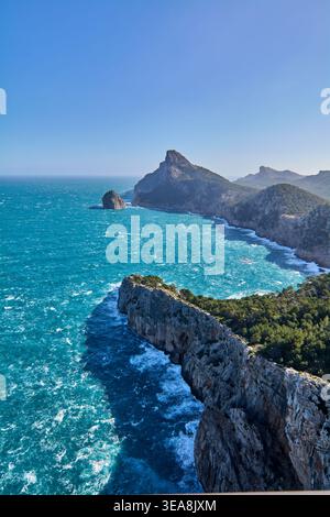 Ein atemberaubender vertikaler Panoramablick auf die zerklüftete Küste von Formentor mit den dramatischen Kalksteinklippen und der berühmten Felsform El Cavall Bernat Stockfoto