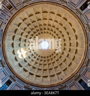 Innenansicht der Kassettenkuppel und des oculus des Pantheons in Rom, Italien. Stockfoto
