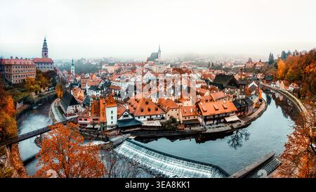Panoramablick auf die Altstadt von Cesky Krumau und die Moldau in der Tschechischen Republik. Stockfoto