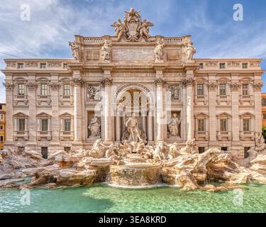 Trevi-Brunnenfassade und Skulpturen bei Tageslicht in Rom, Italien. Stockfoto