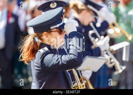 Oslo, Norwegen - 17. Mai 2025: Eine Marschkapellerin grüßt während der Parade zum Konstitutionstag mit Blasinstrumenten und verschwommener Menge in der Ba Stockfoto